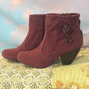 Darling Women’s Plum Faux Suede Heeled Ankle Boots w/Flower (Sz 7 New With Box!)